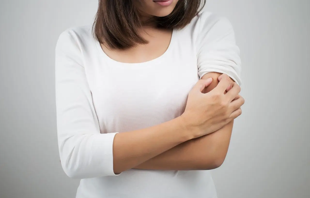 Quali sono le cause del prurito su tutto il corpo senza bolle? Un segnale da non sottovalutare