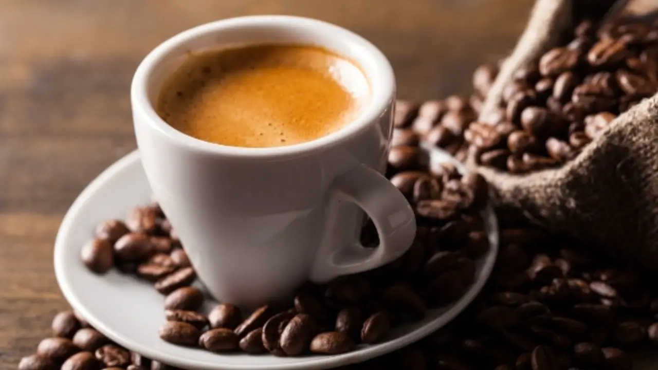 Caffè energetico: moda, benefici e rischi di una bevanda che promette più energia