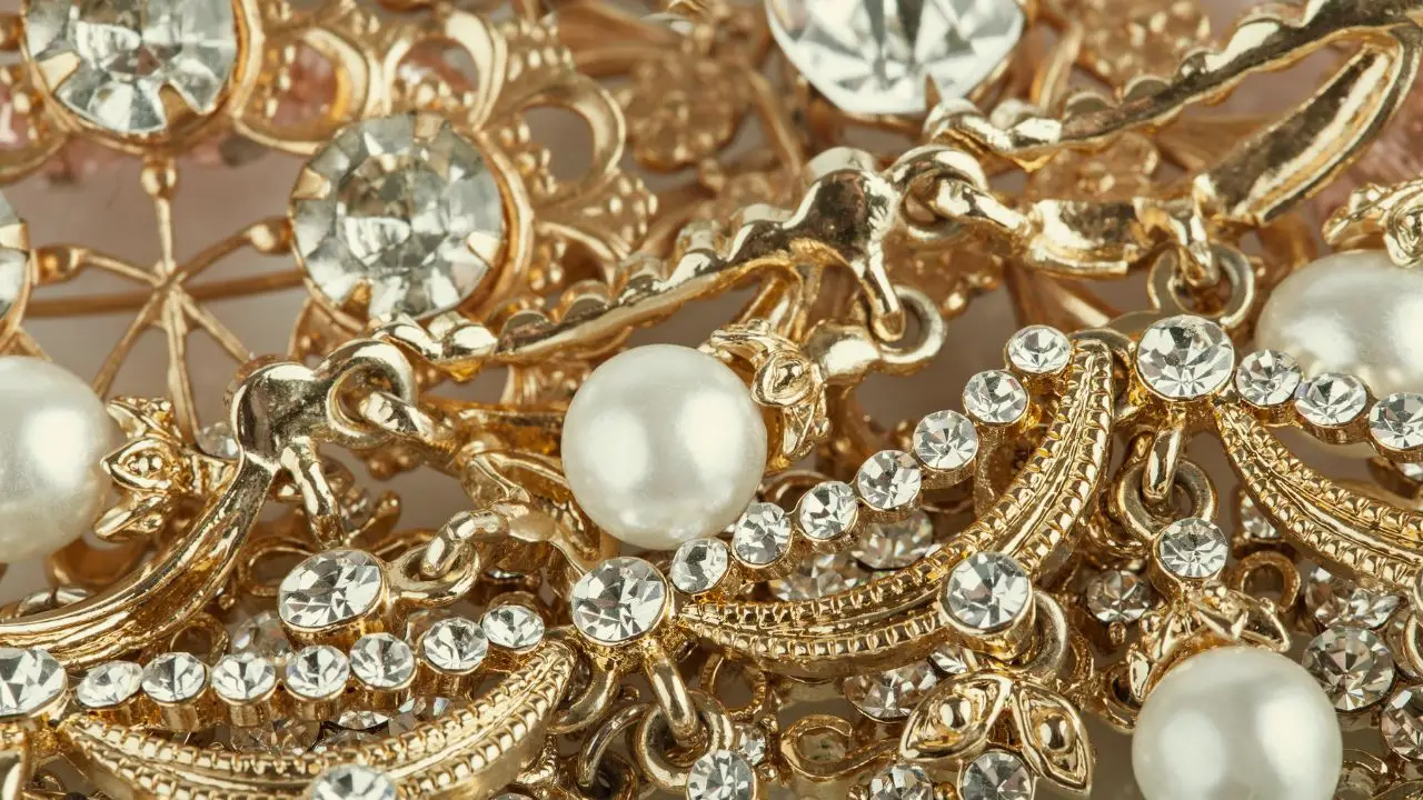 Conviene investire in gioielli vintage: ecco come riconoscere le collane di valore autentico