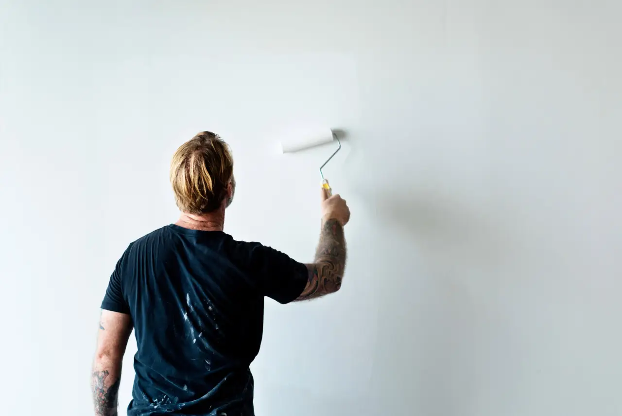Pulizia perfetta dei muri prima di imbiancare: il metodo rapido consigliato dagli imbianchini