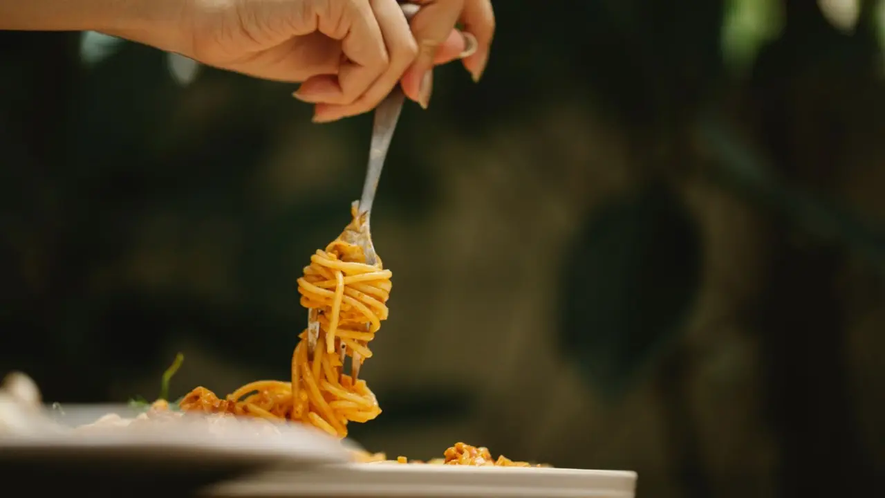 Mangiare la pasta la sera fa male: ecco come sostituirla