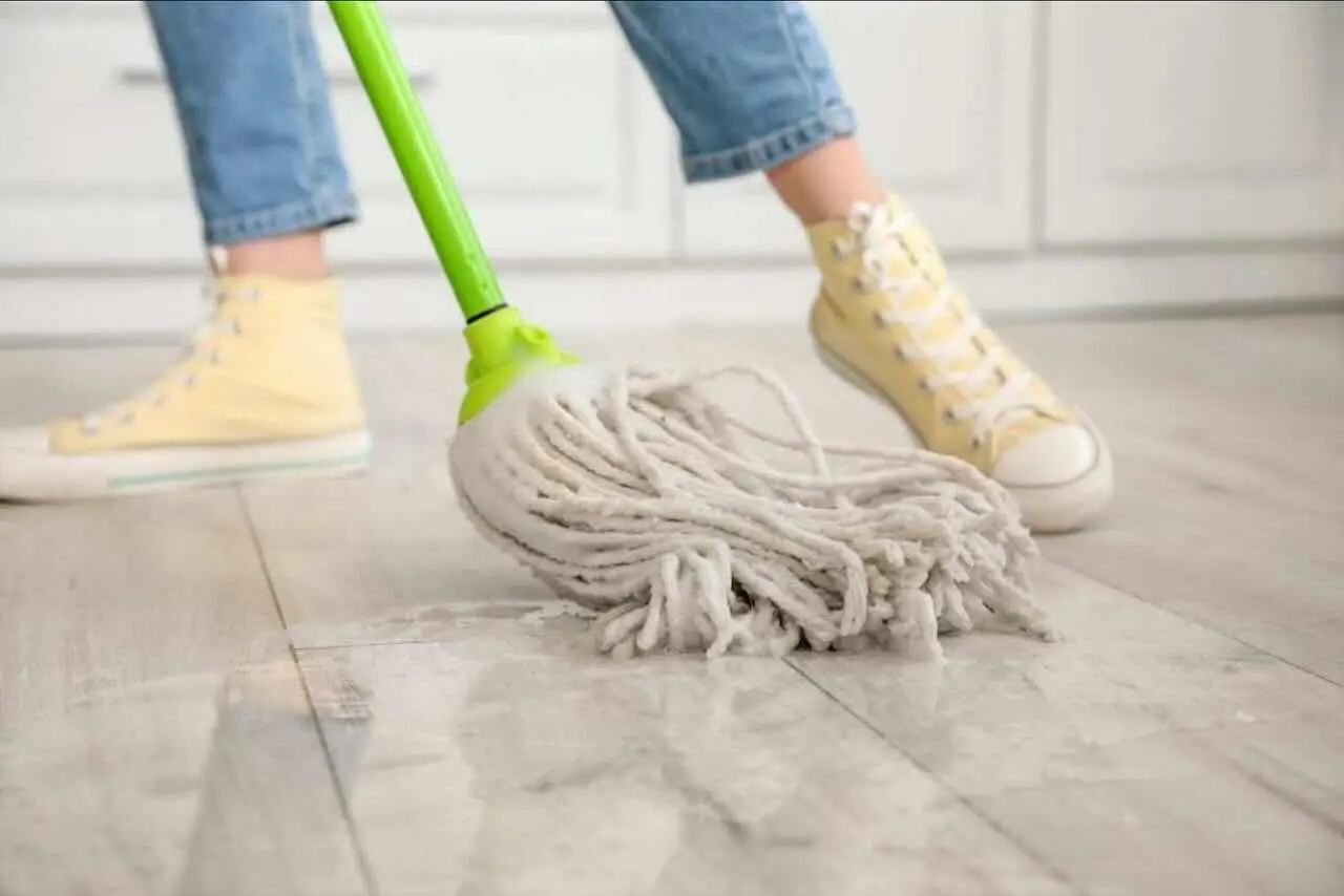 Hai versato olio sul pavimento? Ecco il trucco immediato per assorbirlo e pulire senza fatica