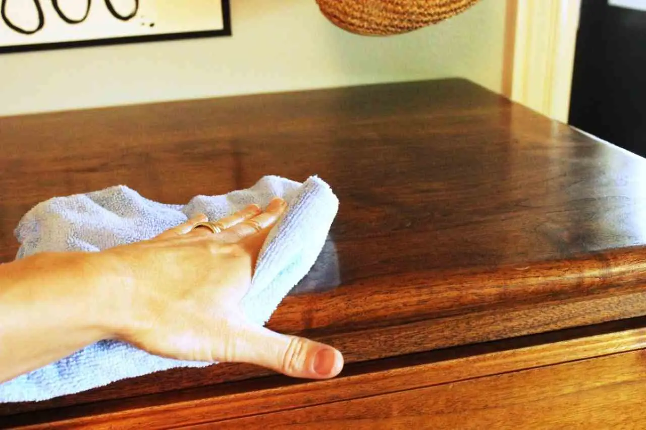 Il trucco della nonna: proteggi i mobili dall’umidità con un semplice gesto quotidiano