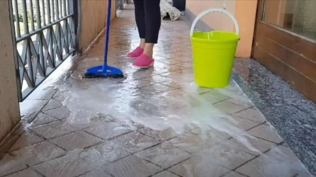 Come pulire i pavimenti in ceramica con rimedi naturali: il mix fai-da-te che funziona