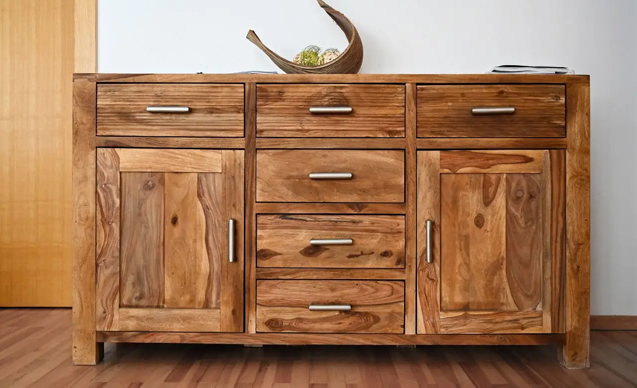 Attento a questi due buchi nei mobili: se li noti, ecco quale insetto si è già insediato in casa