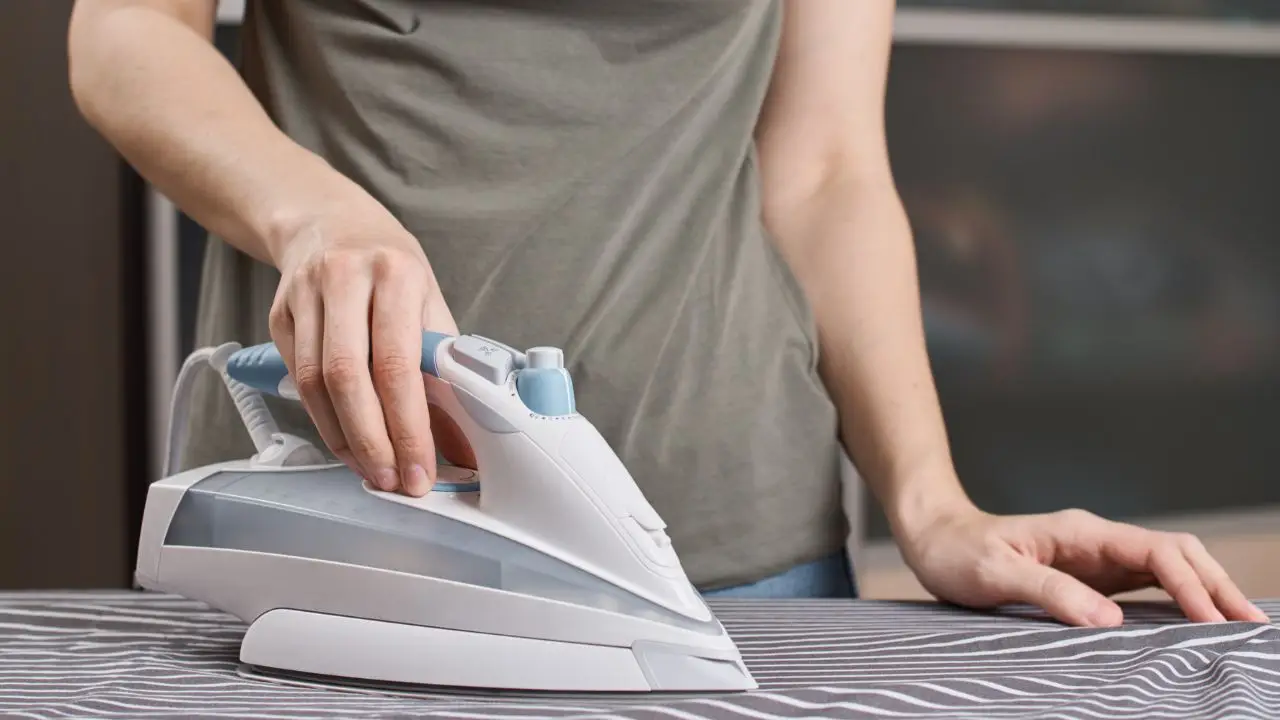 I tuoi vestiti neri diventano lucidi dopo la stiratura? Ecco l’errore che devi evitare