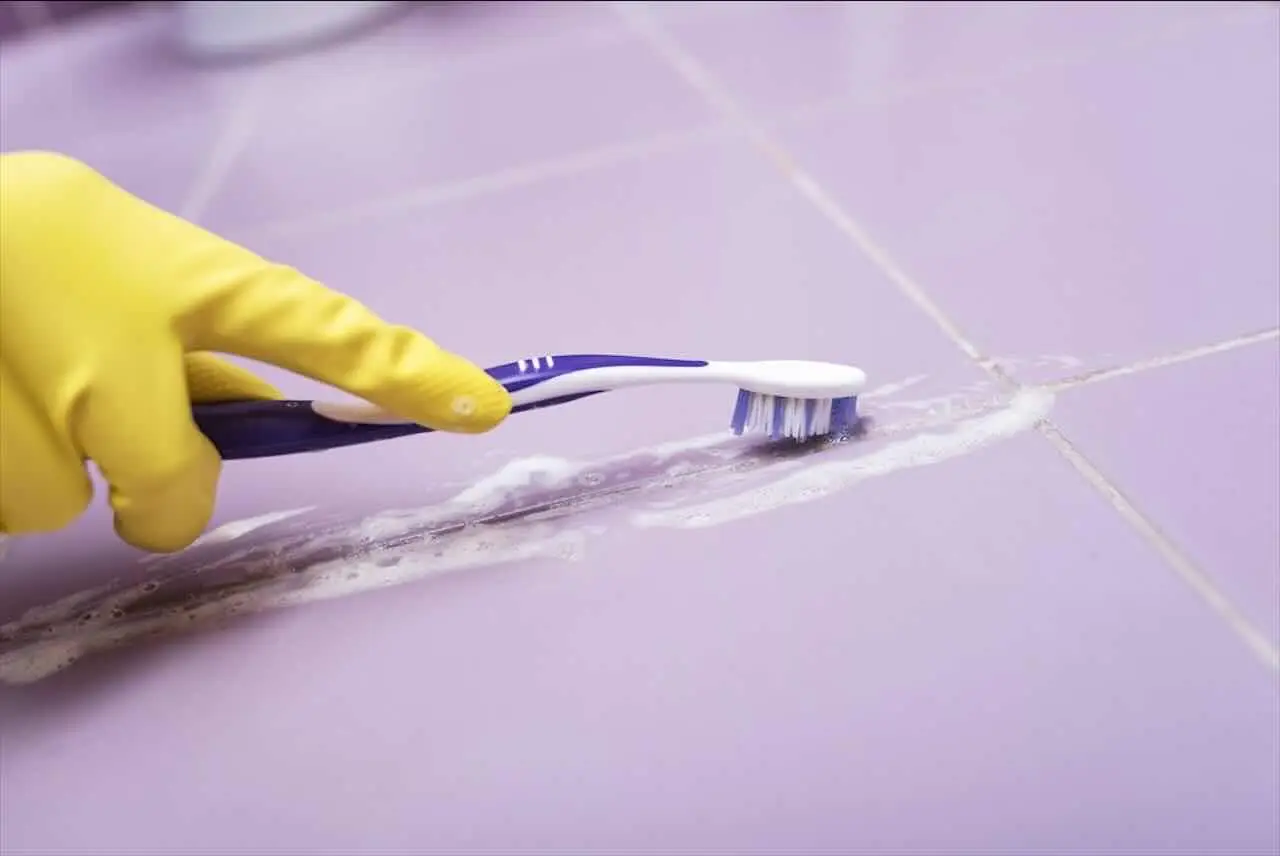 Il trucco per pulire le fughe nere del pavimento senza fatica e senza candeggina