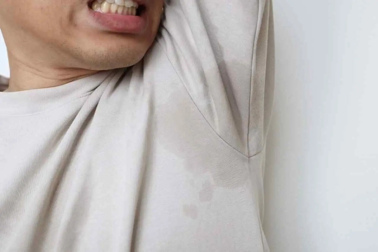 Il trucco geniale per non sudare e non avere aloni quando indossi vestiti eleganti