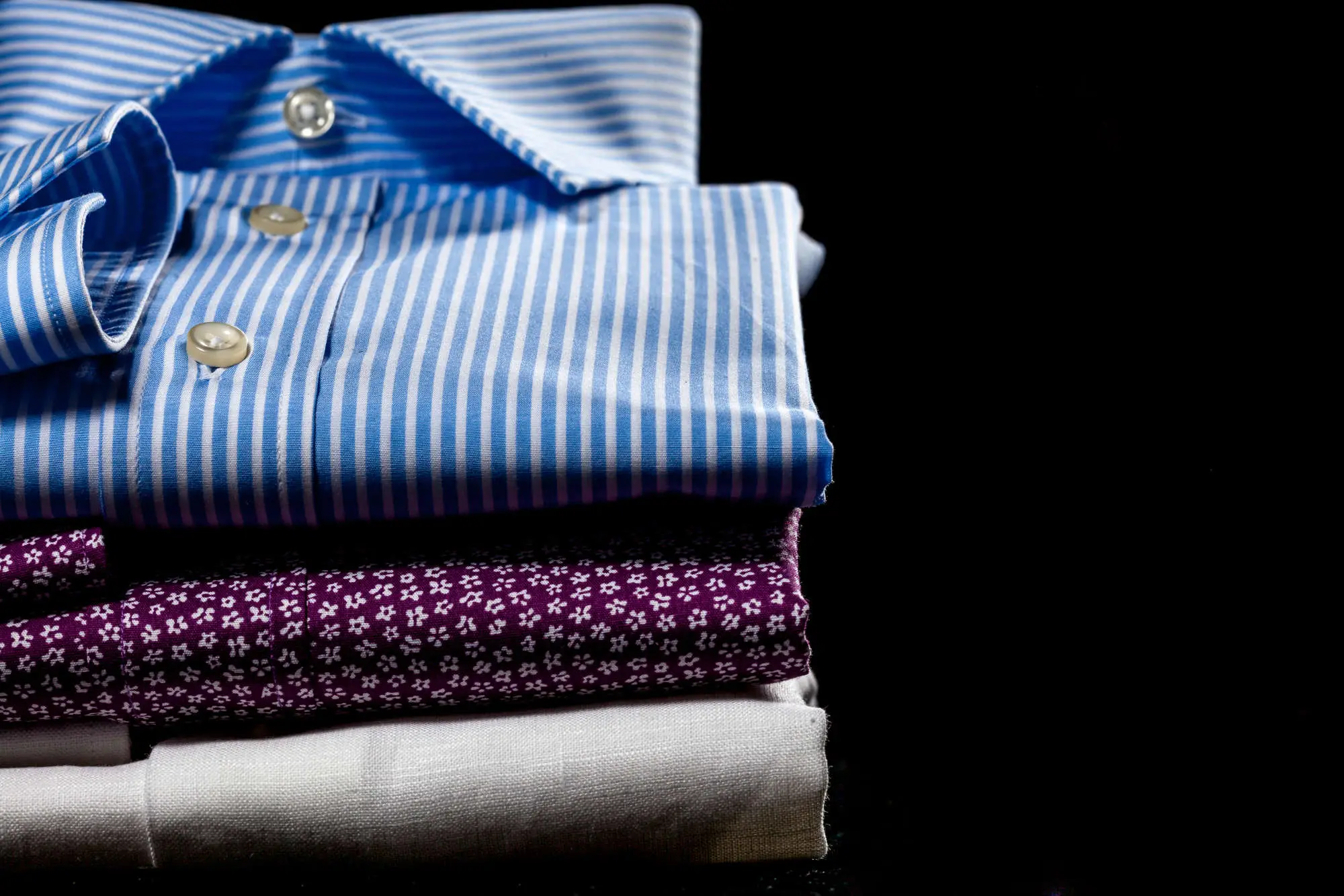 Stai rovinando i tuoi vestiti scuri in lavatrice: ecco il programma e il detersivo giusto