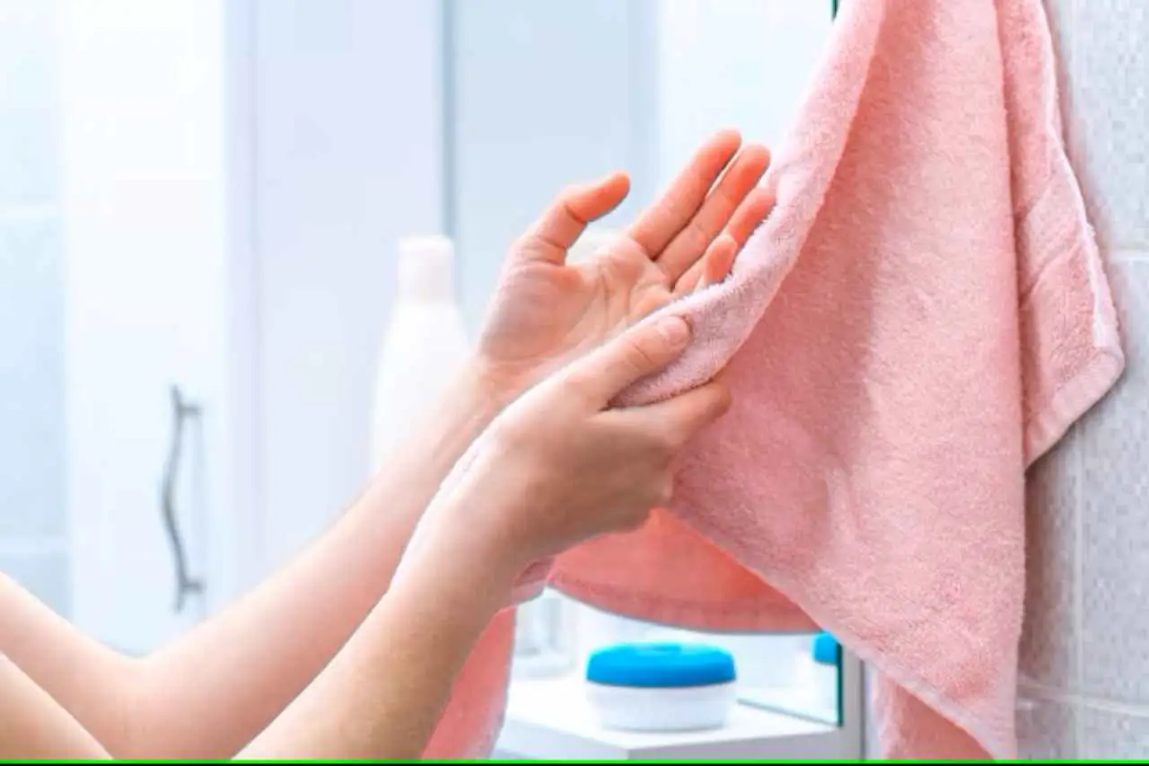 Elimina subito il terribile odore di umido dagli asciugamani con questo trucco naturale