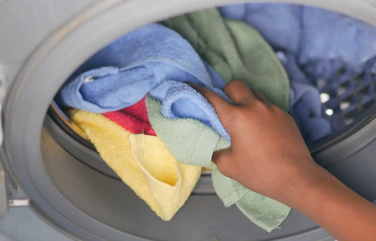 Non lavare mai i panni scuri a 60 gradi: ecco il danno irreversibile che stai facendo