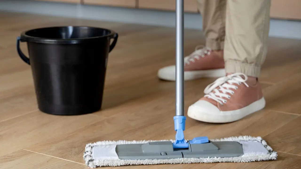 Stai lavando il pavimento con l’acqua sbagliata: ecco perché restano aloni e non pulisce