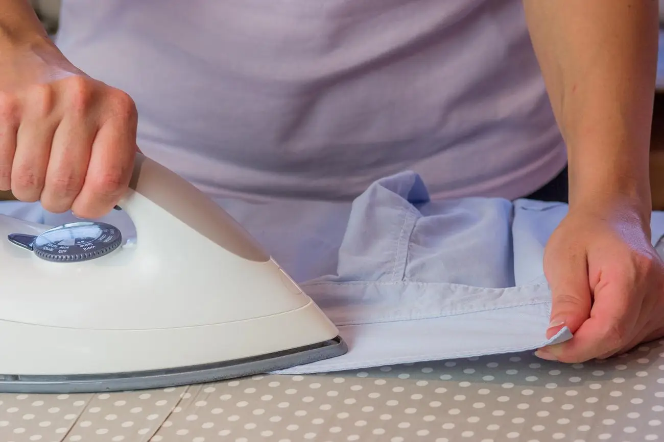 Il trucco geniale per profumare i vestiti mentre li stiri: ecco cosa aggiungere nell’acqua