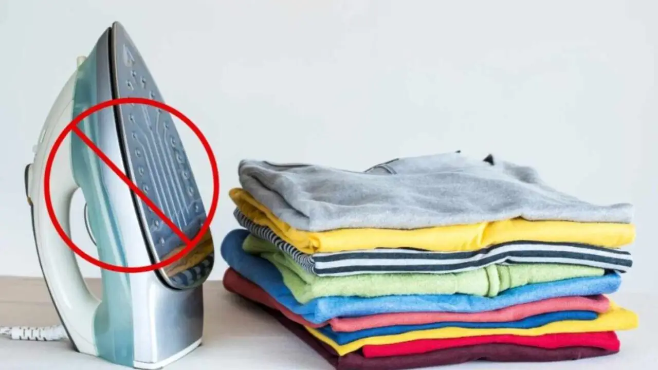 Il trucco per stirare i vestiti senza ferro usando solo il vapore in pochi secondi