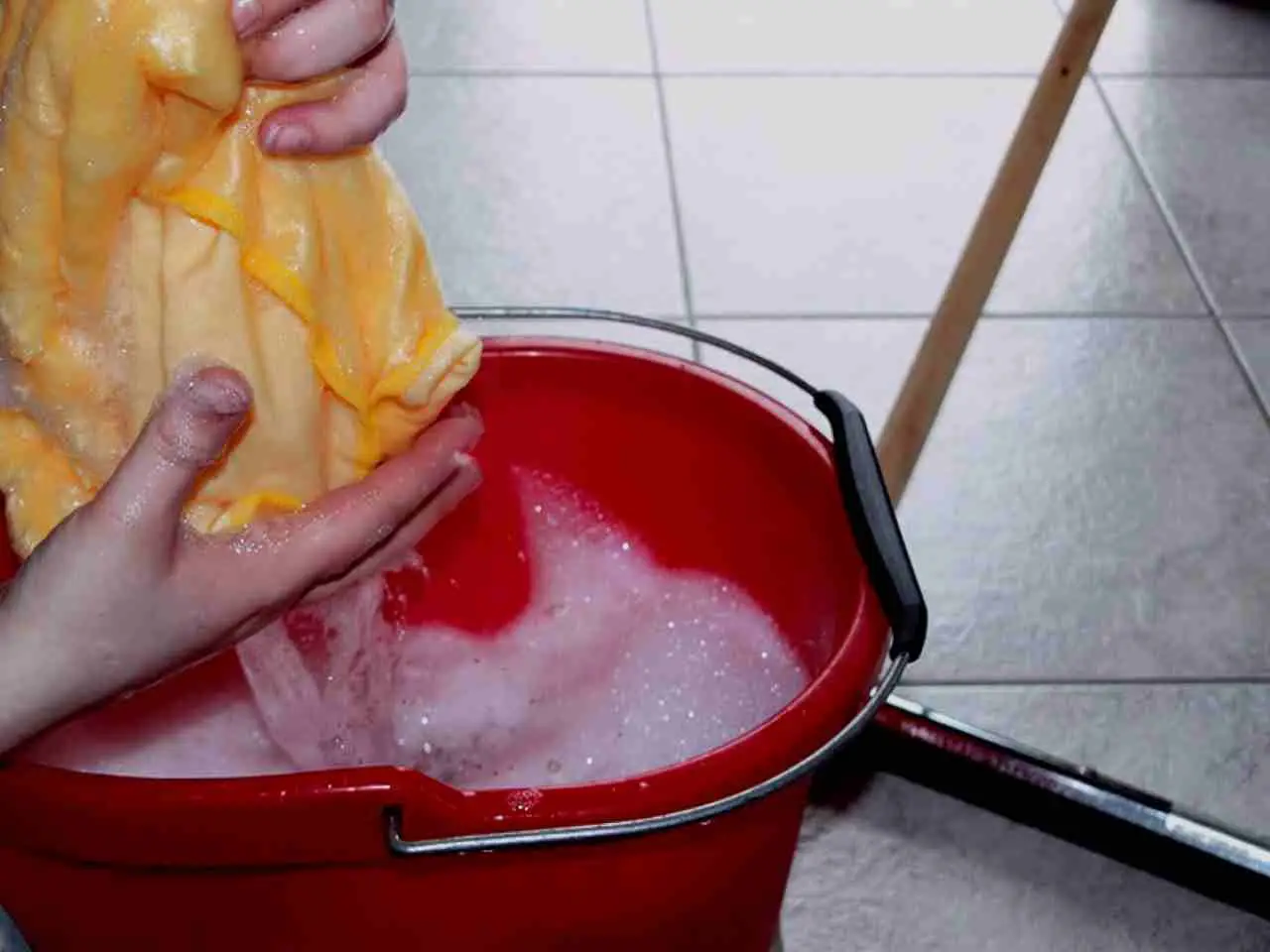 Il metodo definitivo per pulire tutta la casa in poche ore: ecco la routine settimanale