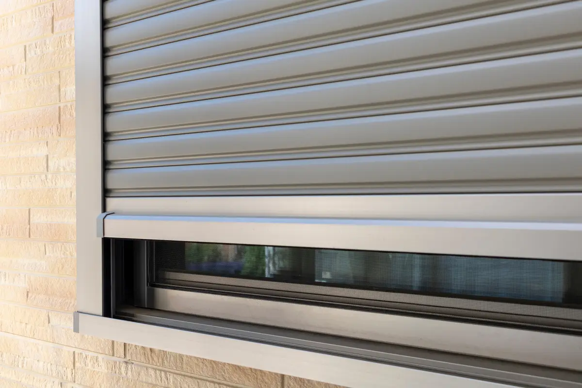 Non pulire le tapparelle in questo momento della giornata: è l’errore che fanno tutti