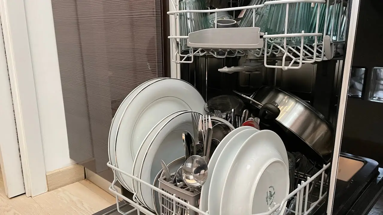 Lavastoviglie sporca? Ecco come farla tornare come nuova