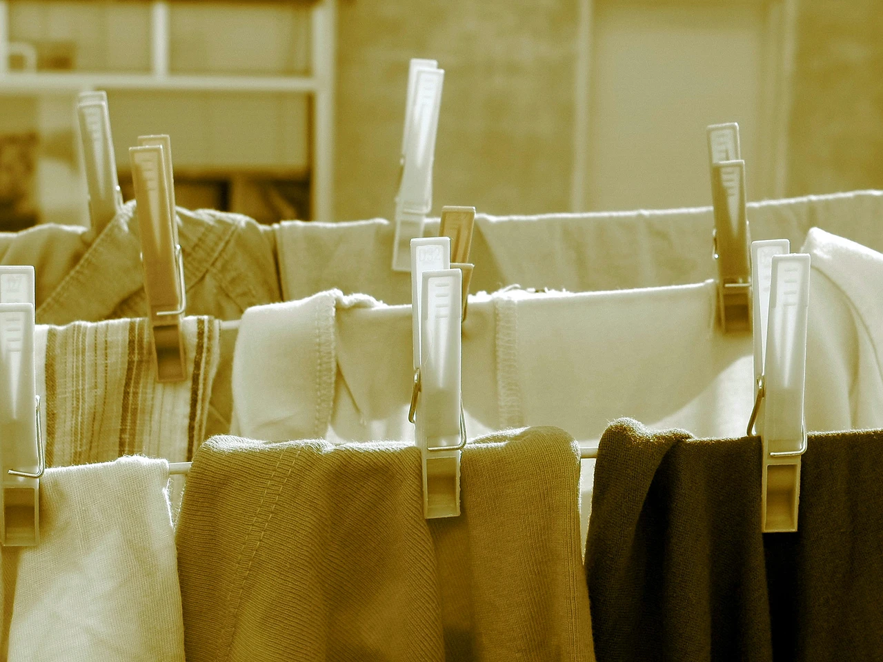 Usi uno stendino elettrico per asciugare il bucato? Ecco quanto consuma davvero