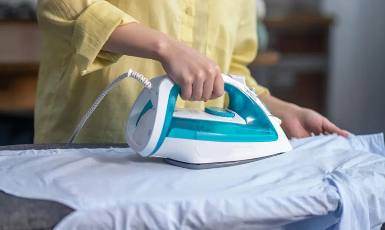 La maglietta è stropicciata e non hai tempo? Ecco il trucco geniale per stirarla senza ferro