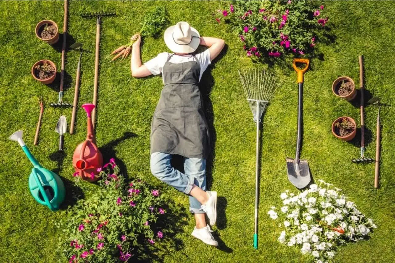 Chi è la figura che trasforma il tuo giardino in un paradiso: ecco cosa fa e quanto costa