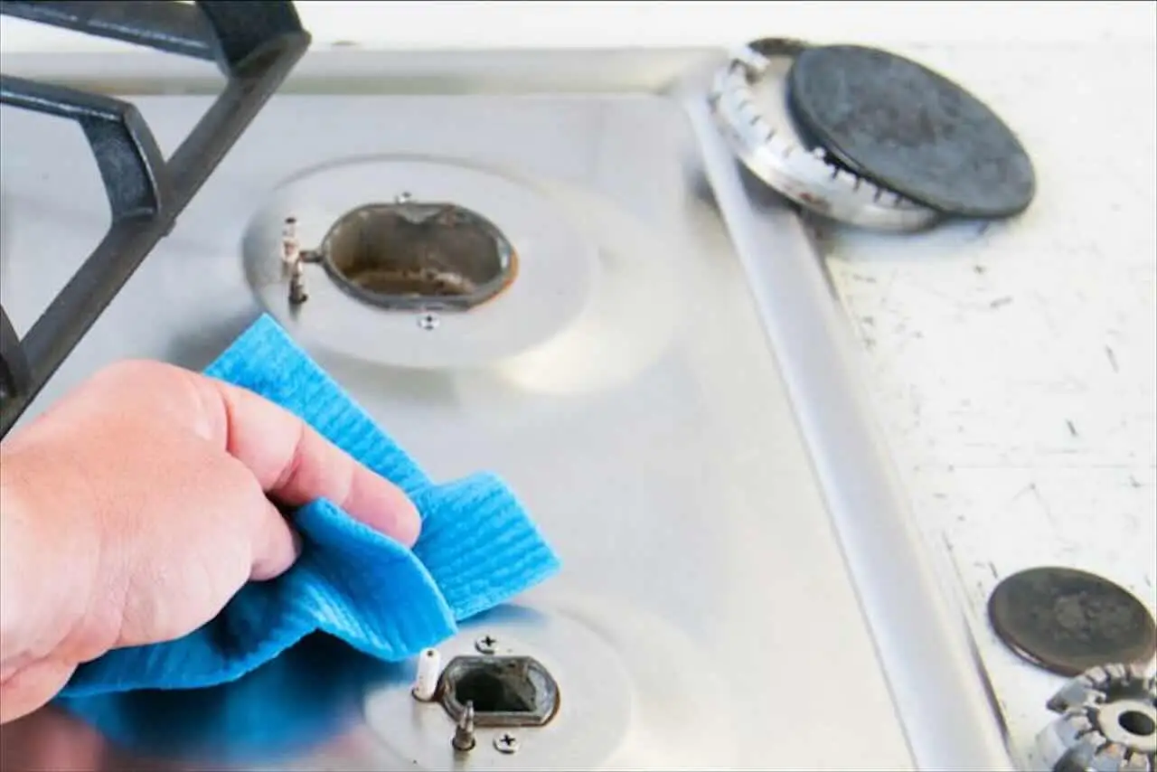 Il metodo definitivo per sgrassare i fuochi incrostati e farli tornare come nuovi