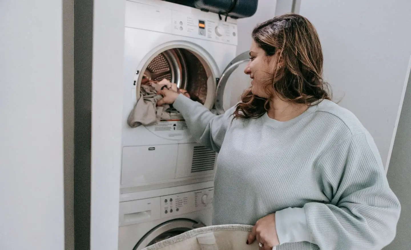 Non mettere l’asciugatrice direttamente sul pavimento: ecco cosa succede e come evitarlo