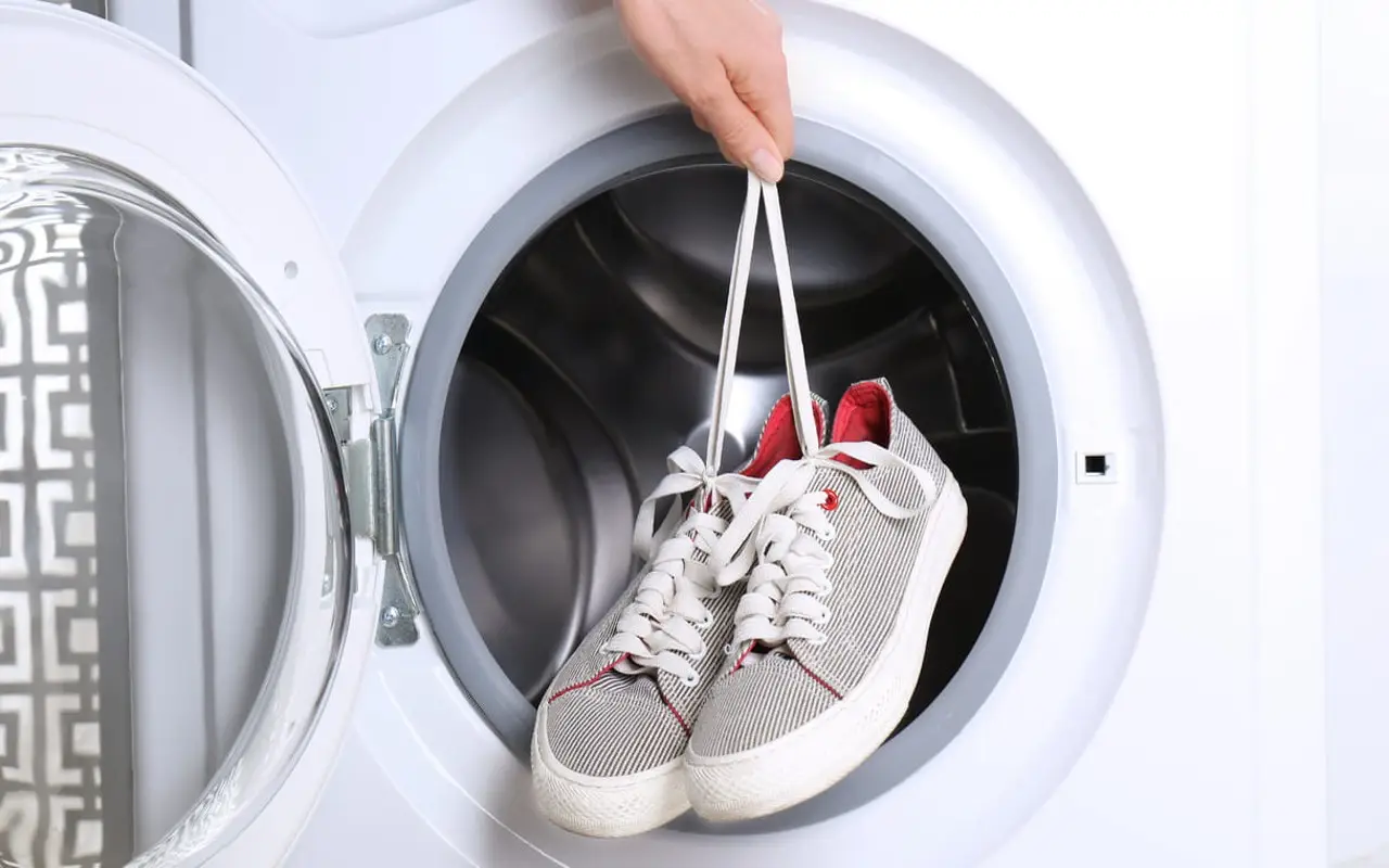 Il trucco geniale per asciugare le scarpe nell’asciugatrice senza rovinarle: ecco come fare