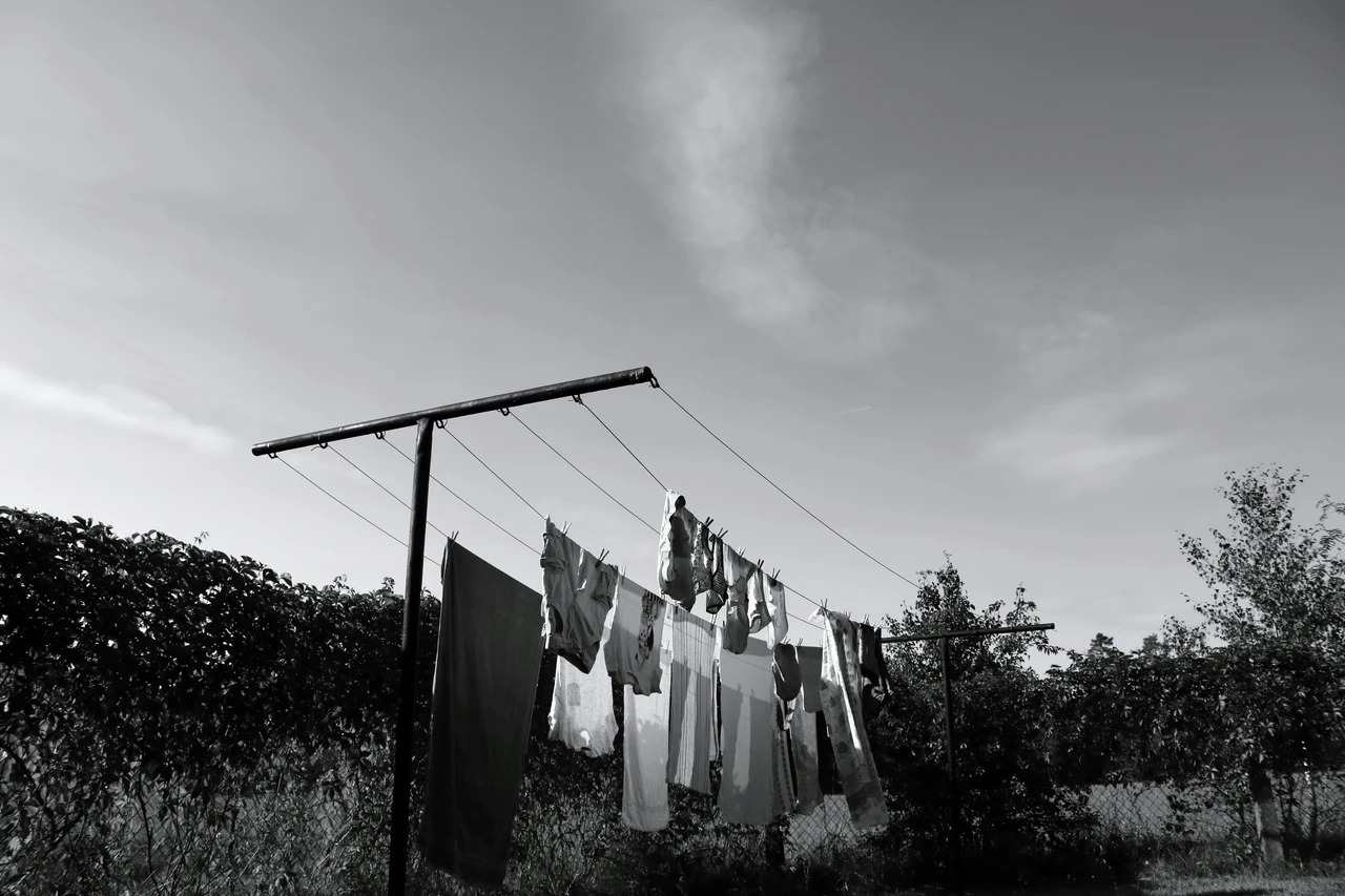 Attenzione: ecco le regole condominiali che vietano di stendere i panni sul balcone in certe ore