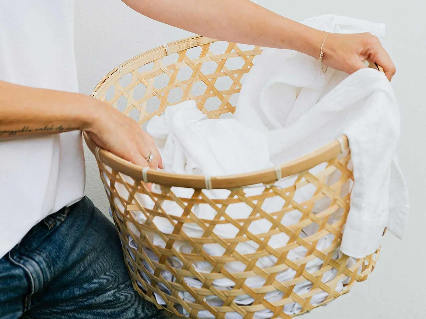 Il tuo bucato bianco è ingiallito e molto sporco? Ecco il trucco definitivo per farlo tornare nuovo