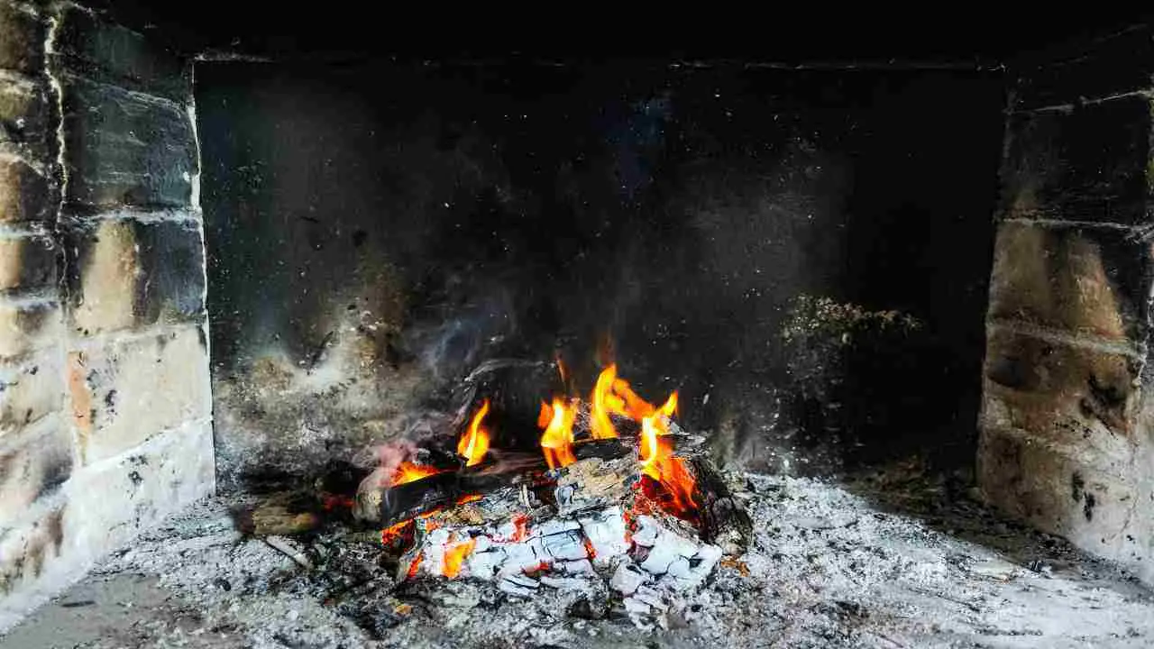 Soffitto annerito dalla fuliggine? Ecco il trucco rapido per pulirlo senza fatica
