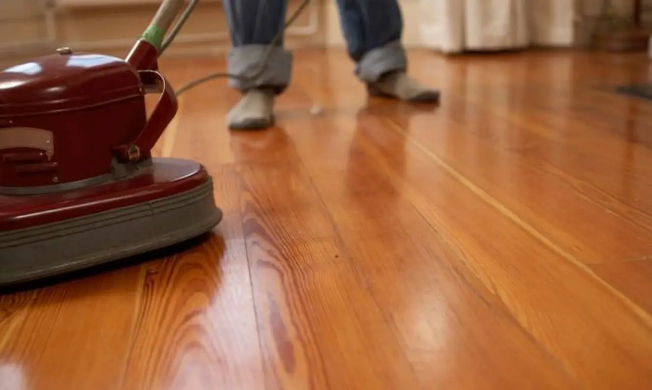 Non levigare il parquet per rinnovarlo: usa questo metodo rapido e la differenza sarà enorme