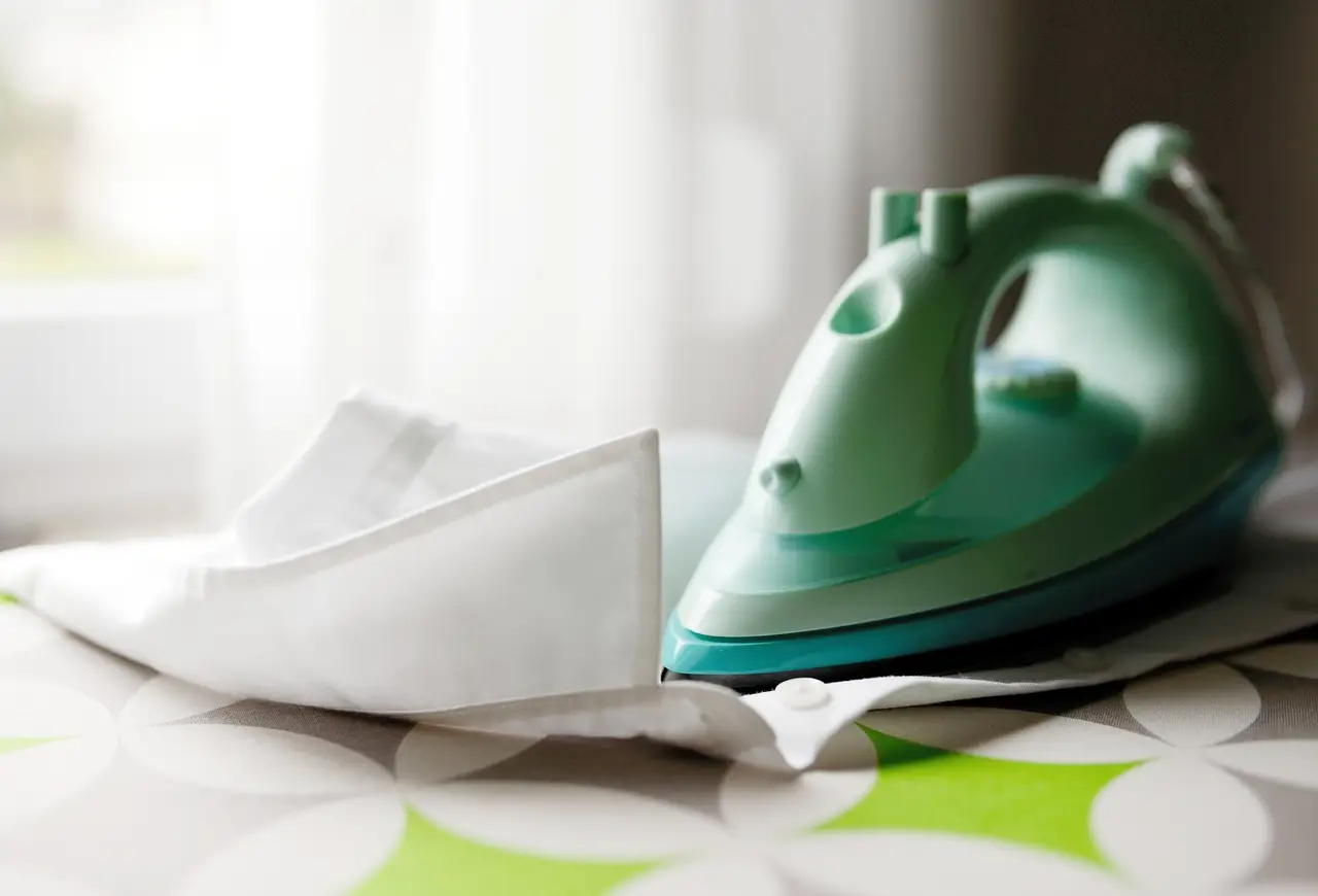 Aggiungi questo nel ferro da stiro per avere un bucato profumato senza macchie