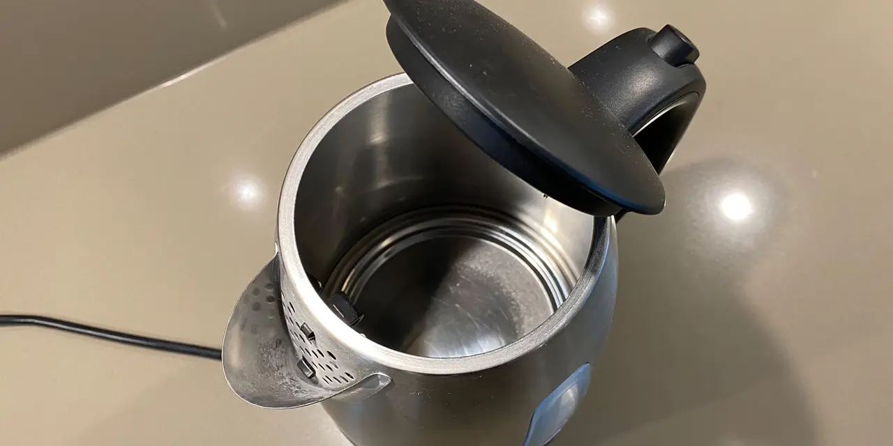 Non usare il bicarbonato per pulire il bollitore elettrico: ecco l’alternativa più efficace