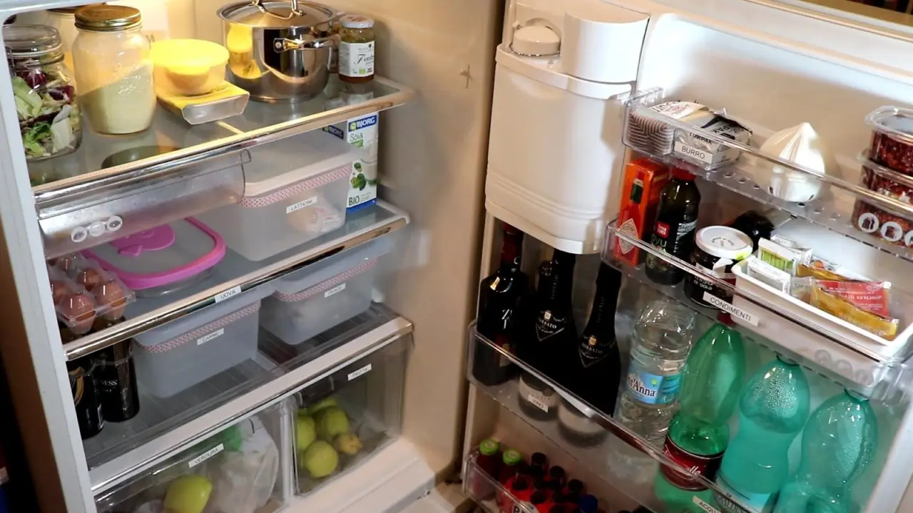 Non dimenticare questo punto nascosto del tuo frigo incassato: ecco come pulirlo