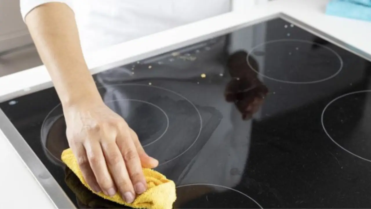 Come si fa a pulire il piano a induzione senza graffiarlo? Il panno e il detergente giusto