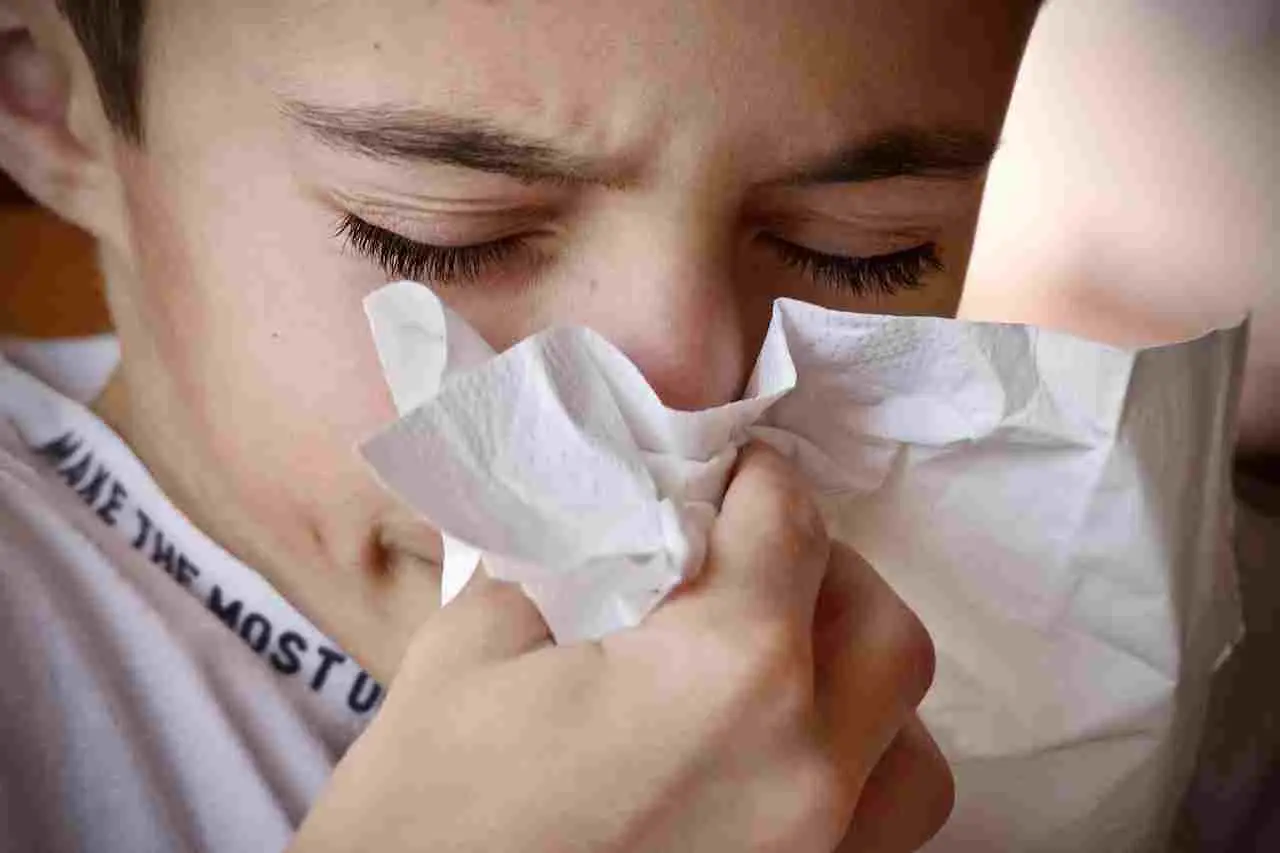 Come si riconoscono i primi sintomi dell’influenza? Ecco la differenza col semplice raffreddore