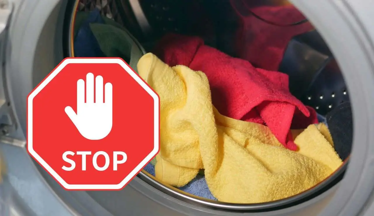 Non basta metterli in lavatrice: ecco il metodo corretto per disinfettare stracci e spugne