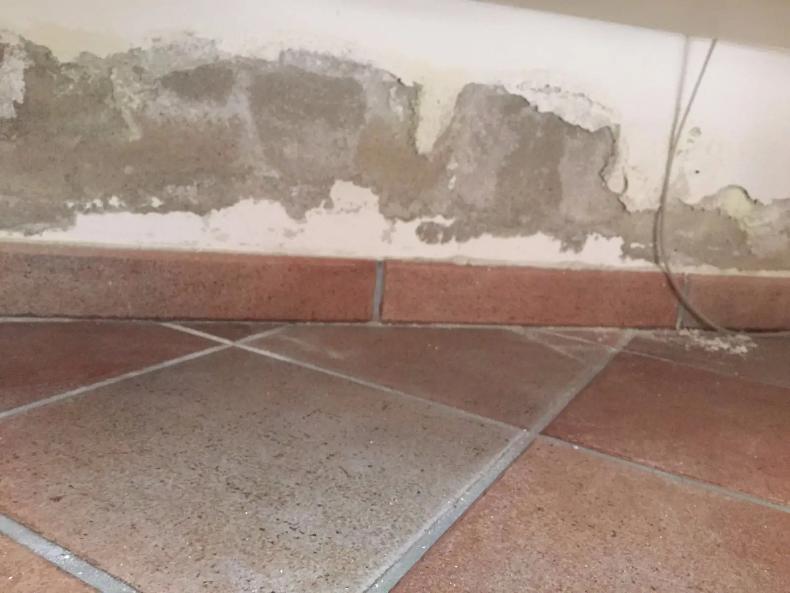 I muri si sporcano subito intorno agli interruttori? Ecco il trucco geniale per non pulirli più