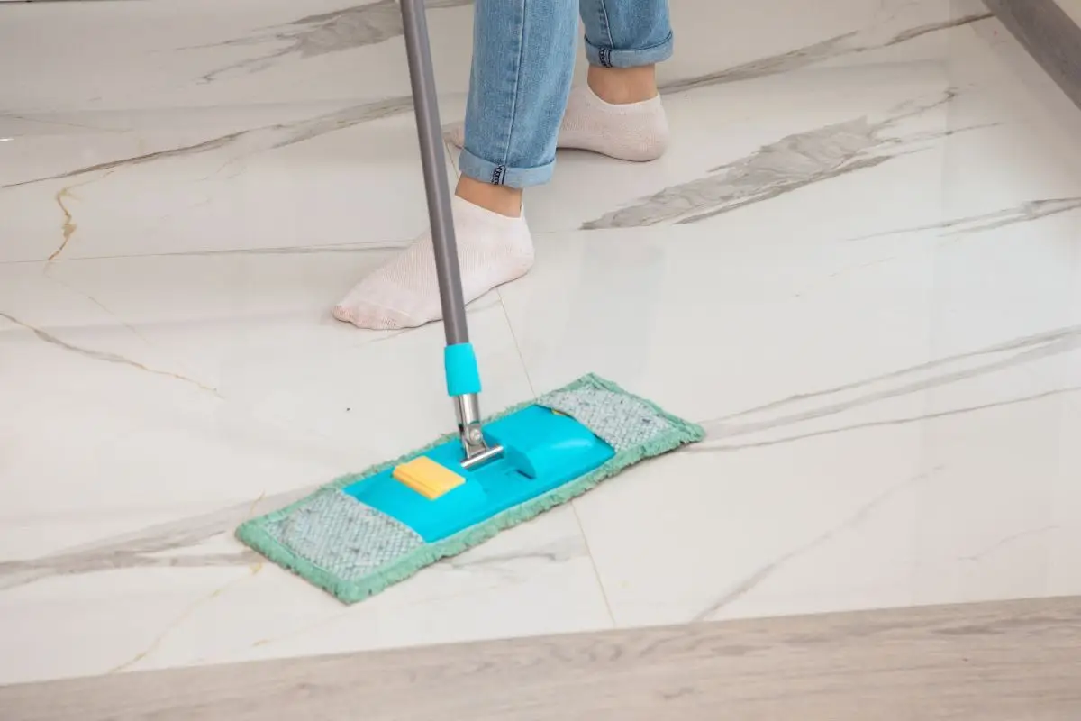 Il trucco naturale per far brillare i pavimenti come se fossero nuovi